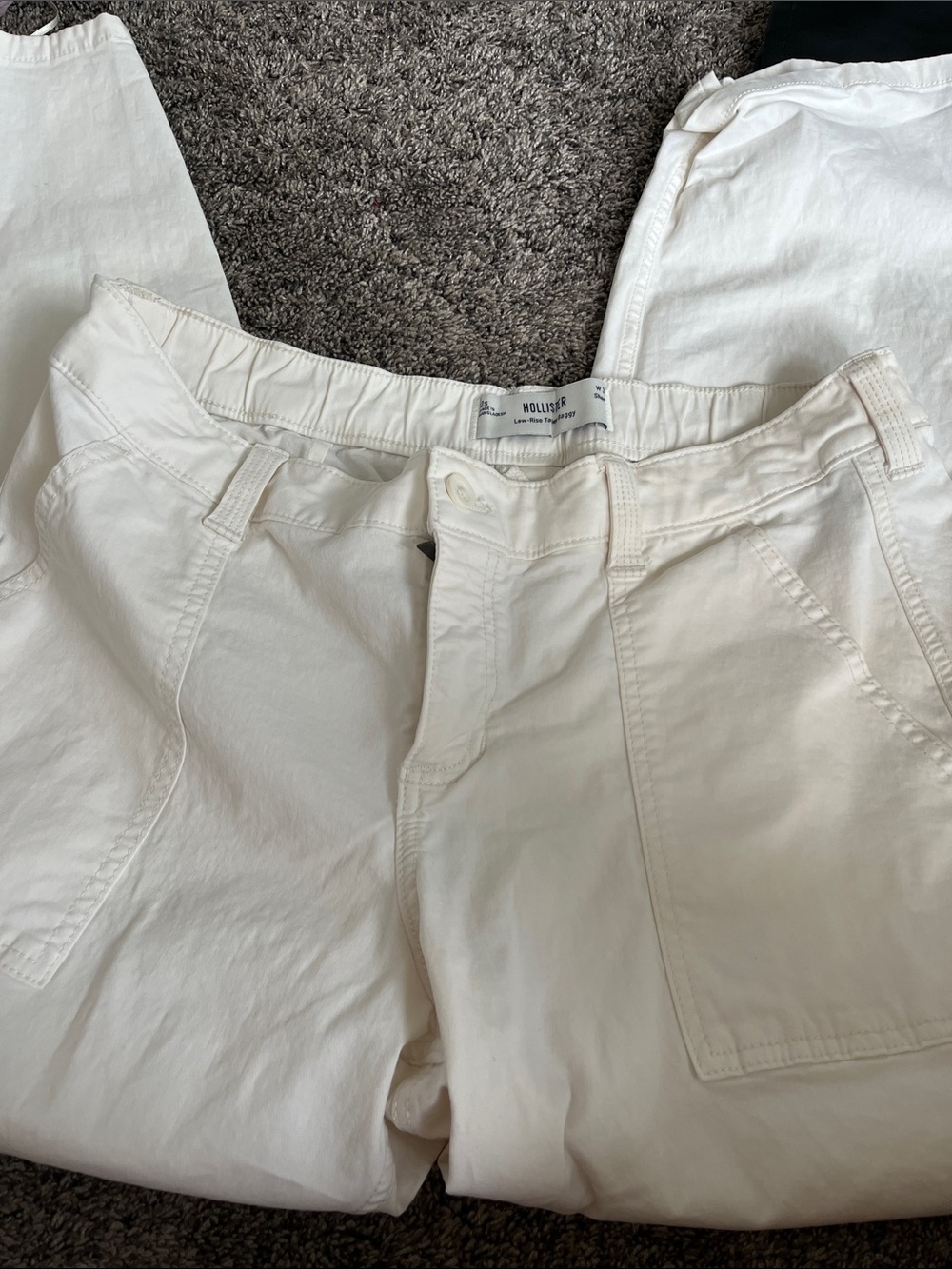 Hollister ladies Off-White Flat Front Casual low rise taper baggy pants. 31 S